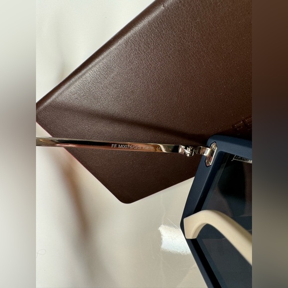 FENDI Logo Sunglasses - Authentic - Unisex - Navy Blue - Picture 16 of 17